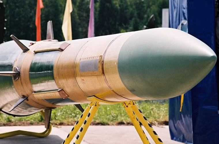 …Đạn tên lửa 9M82M (nặng 5,8 tấn) thiết kế để đánh chặn tên lửa đạn đạo tầm ngắn – tầm trung ở cự ly 40km, tốc độ bay Mach 10. Trong nhiệm vụ tiêu diệt mục tiêu trên không, tầm bắn đạt tới 200km.