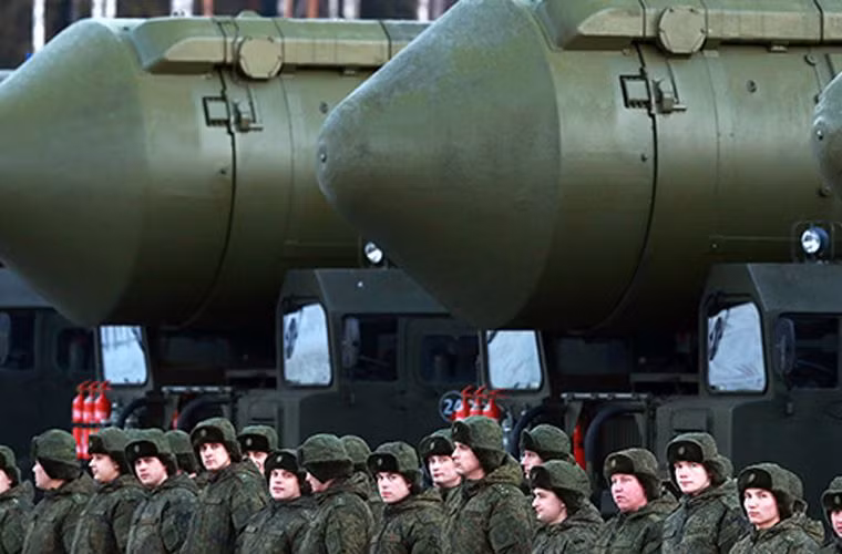 Sarmat là một loại tên lửa đạn đạo liên lục địa sử dụng động cơ nhiên liệu lỏng. Trọng lượng tên lửa lên tới 100 tấn, và trọng lượng đầu nổ 10 tấn. Nó sẽ gia nhập biên chế và thay thế cho loại tên lửa liên lục địa hạng nặng R-36M2 (NATO định danh là SS-18 Satan). Nó có trọng lượng lên tới 211 tấn, có khả năng mang 6-10 đầu đạn hạt nhân dẫn hướng độc lập (MIRV).