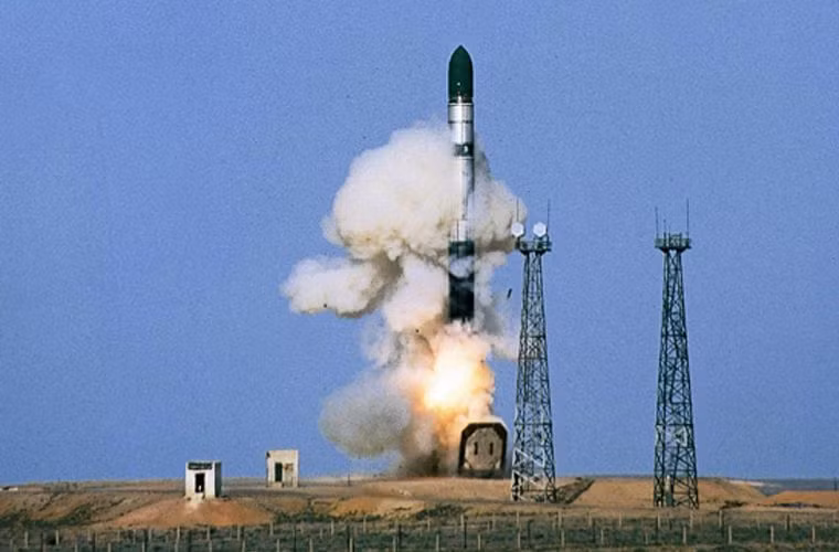 So với R-36M2, Sarmart có ưu điểm nhẹ hơn, linh hoạt hơn, mang nhiều đầu đạn hạt nhân hơn, và bay xa hơn. Nếu như R-36M2 chỉ có thể bay quãng đường 11.000km, thì Sarmart đạt tầm bay 17.000km. Vì thế nó có thể tấn công mục tiêu bất cứ đâu trên trái đất.