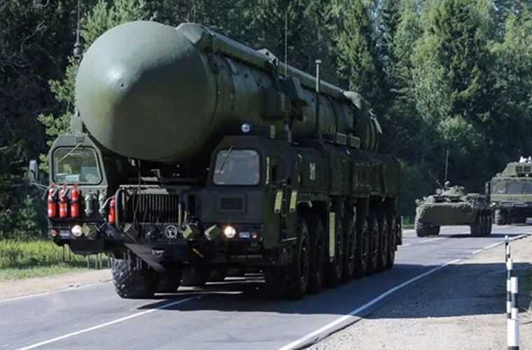 Sẽ có ít nhất 154 giếng phóng tên lửa đạn đạo liên lục địa Sarmart được bố trí trên đất Nga. Tuy thế không phải tất cả giếng phóng đều được nạp tên lửa, bởi lẽ Nga vẫn phải tuân thủ hiệp ước cắt giảm vũ khí nguyên tử START-3 đã ký với Mỹ.