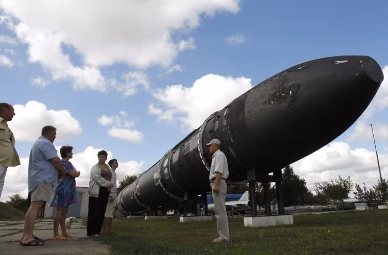 Tên lửa đạn đạo Sarmat trang bị tới 15 đầu đạn hạt nhân dẫn hướng độc lập (MIRV), nhiều hơn 5 đầu so với người tiền nhiệm. Các đầu đạn hạt nhân sẽ được bố trí theo kiểu trùm nho trên đầu tên lửa.