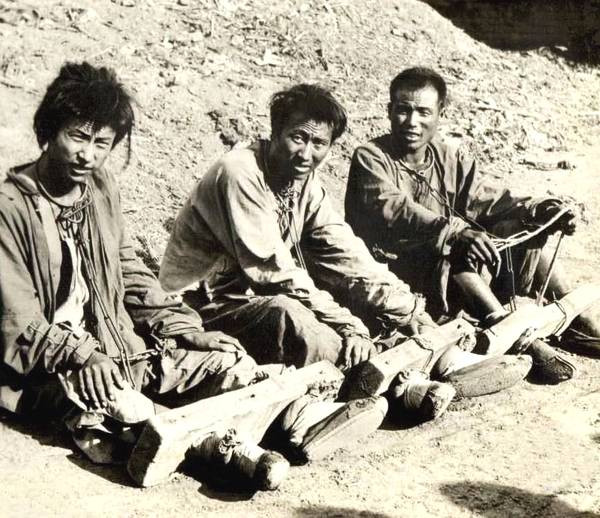 Tù nhân cổ đeo xích, chân tra cùm.