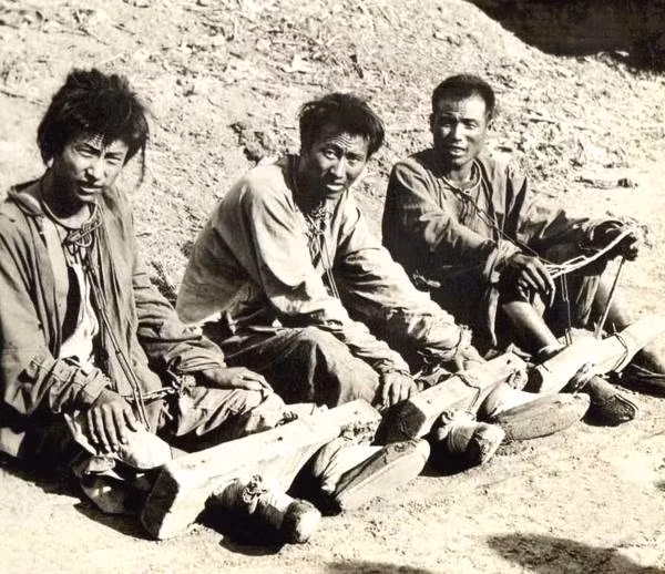 Tù nhân cổ đeo xích, chân tra cùm.