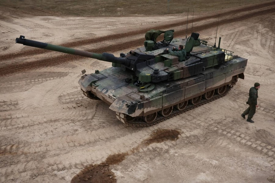 Đối với mọi xe tăng, phát bắn kiểm tra đầu tiên được thực hiện mà không có binh sĩ bên trong, những phát tiếp theo sẽ có mặt kíp chiến đấu, thao tác này được giải thích là nhằm kiểm tra độ an toàn của pháo, và sự chính xác của hệ thống điều khiển hỏa lực.