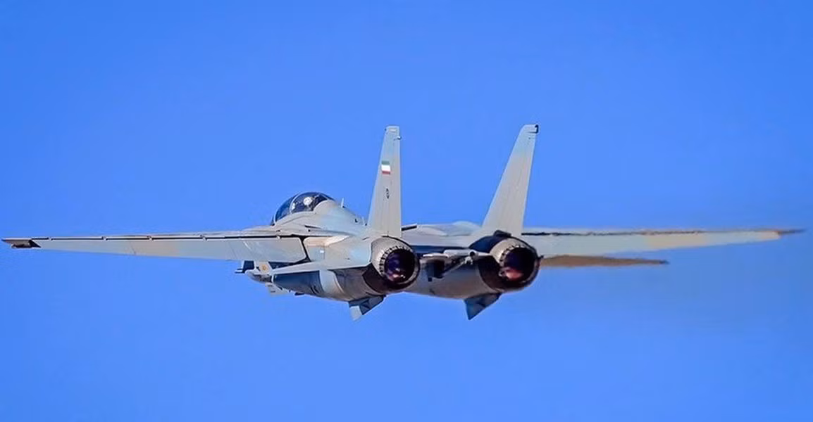 Từ phiên bản F-14B và D, nhà sản xuất lắp động cơ GE F-110 mới có lực đẩy mạnh hơn. Phi công có thể cất cánh mà không cần sử dụng đến buồng đốt 2 lần giúp đảm bảo an toàn hơn.