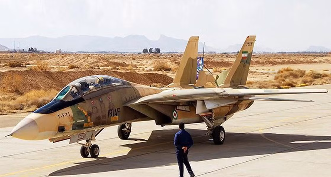 Cặp động cơ cực khỏe này giúp F-14 Tomcat đạt vận tốc tối đa Mach 2.34, phạm vi hoạt động gần 1.000km, trần bay đạt 16.000m.