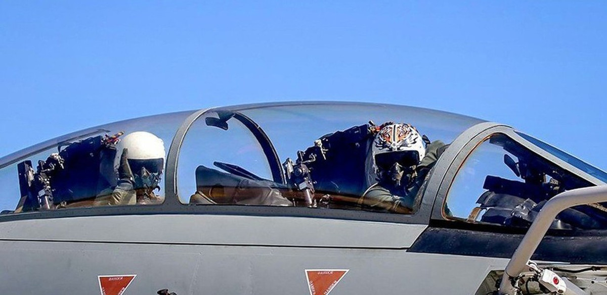 Mỹ đã bán 79 chiếc tiêm kích hạng nặng F-14 Tomcat cùng tên lửa tối tân AIM-54 cho Iran.