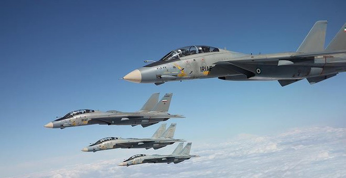 Máy bay cất cánh lần đầu vào năm 1970, được đưa vào sử dụng trong Hải quân Mỹ từ năm 1974. Phiên bản được sản xuất đầu tiên là F-14A sử dụng động cơ TF-30, được đánh giá có lực đẩy yếu và độ tin cậy thấp.