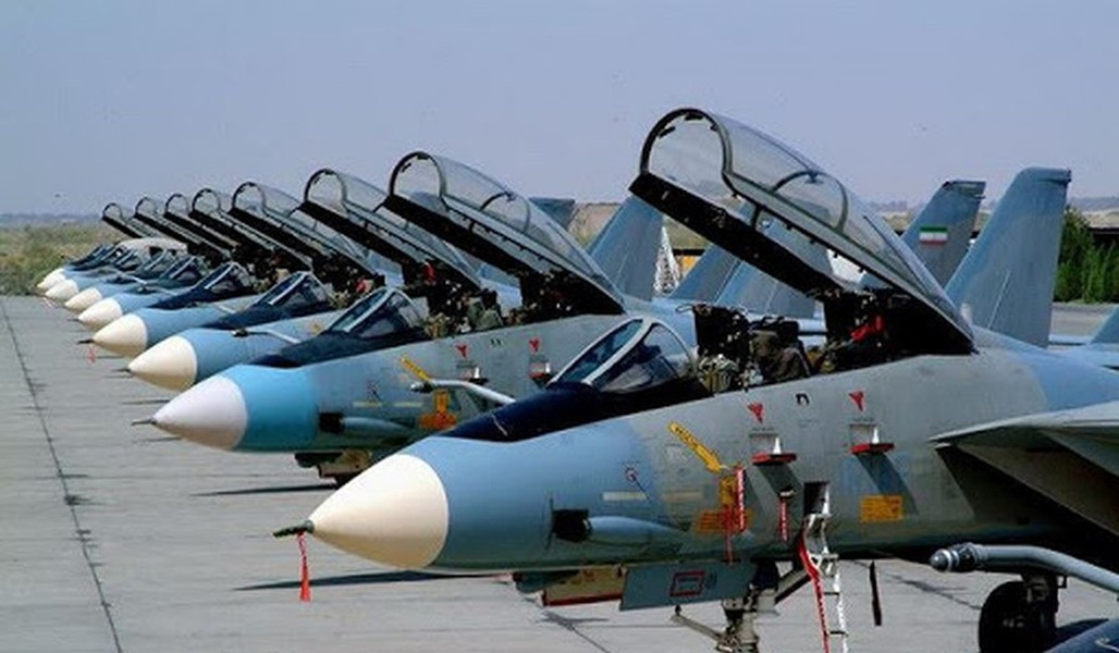 Vũ khí chính của Tomcat là 6 tên lửa AIM 54 Phoenix tầm bắn tới 190 km. Đây là tên lửa không đối không có tầm bắn xa nhất của Mỹ. Ngoài ra chúng vẫn trang bị một khẩu pháo 20mm tiêu chuẩn và các tên lửa không đối không AIM-7 và AIM-9.