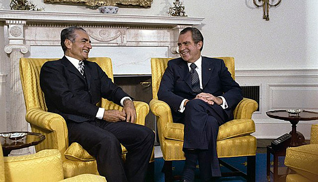 Vua Shah, được Mỹ hậu thuẫn mạnh mẽ, đã tìm cách biến Iran thành một siêu cường khu vực có khả năng thể hiện ảnh hưởng và ngăn chặn các đối thủ tiềm tàng, bao gồm cả Liên Xô, quốc gia có chung đường biên giới dài với Iran.