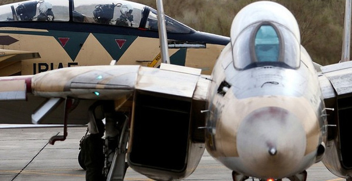 Kích thước của F-14 Tomcat khá ấn tượng với chiều dài máy bay là 18,6m, sải cánh khi xòe là 19m, trong khi gập là 11,4m.