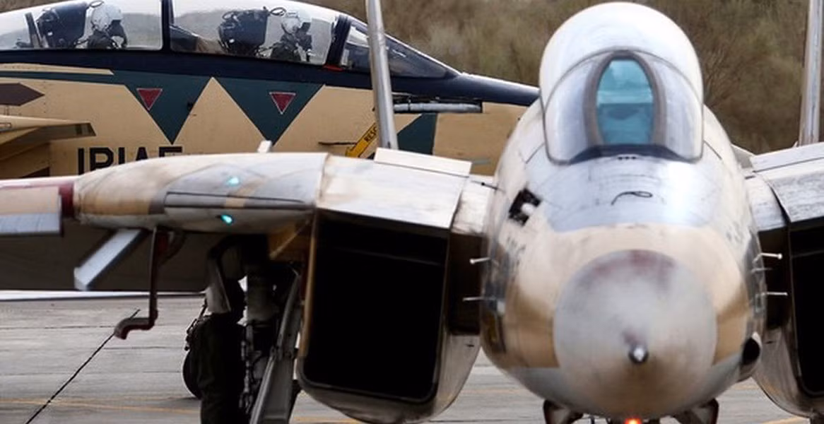 Kích thước của F-14 Tomcat khá ấn tượng với chiều dài máy bay là 18,6m, sải cánh khi xòe là 19m, trong khi gập là 11,4m.