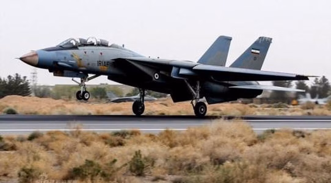 Máy bay được trang bị cặp động cơ F110-GE-400 với lực đẩy khô là 72kN, trong khi tăng lực là 126kN.