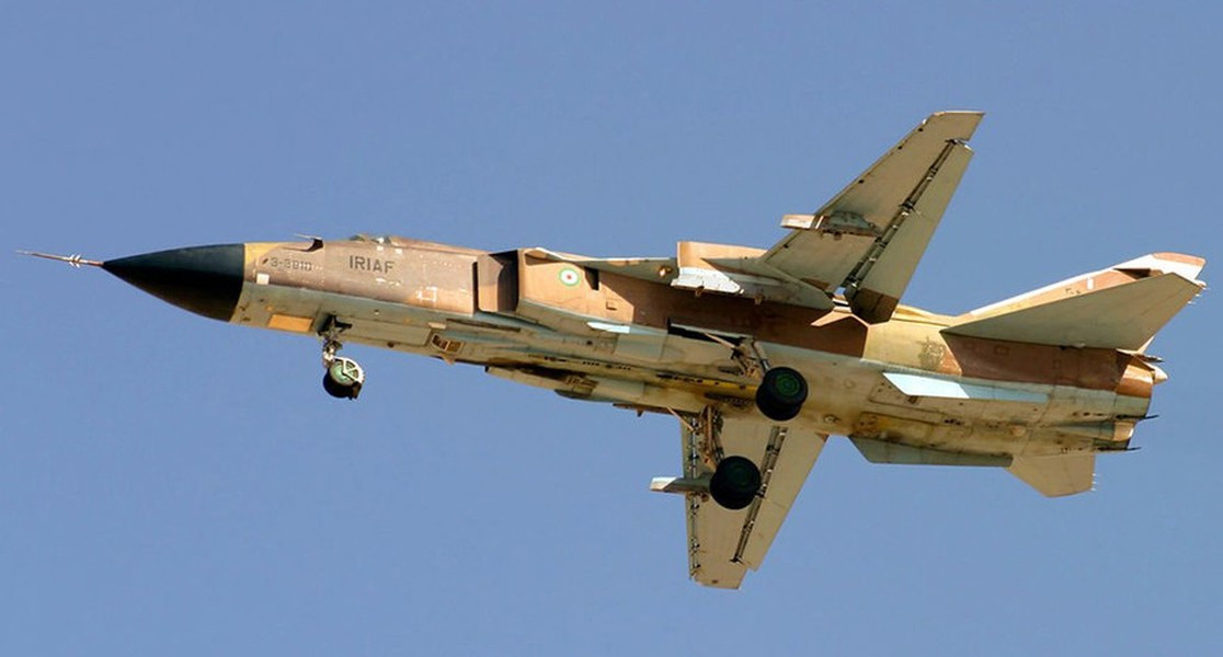 F-14 Tomcat được thiết kế với kiểu cánh cụp cánh xòe, 25% lực nâng của F-14 đến từ khu vực rộng lớn giữa 2 cánh.