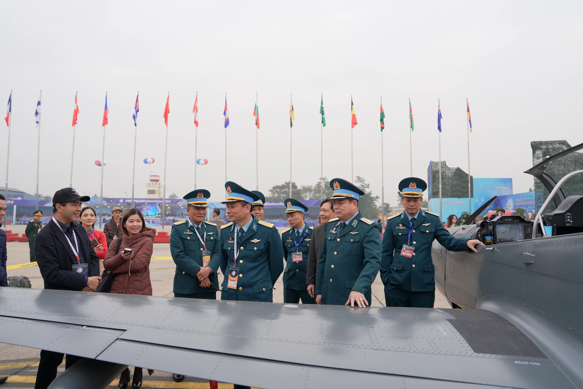 Động cơ, cánh quạt và thiết bị điện tử của các nước phương tây, phần còn lại bao gồm các cấu trúc thân, cánh, càng và các phụ kiện được sản xuất và lắp ráp hoàn toàn tại nhà máy của Flying Legend Vietnam.