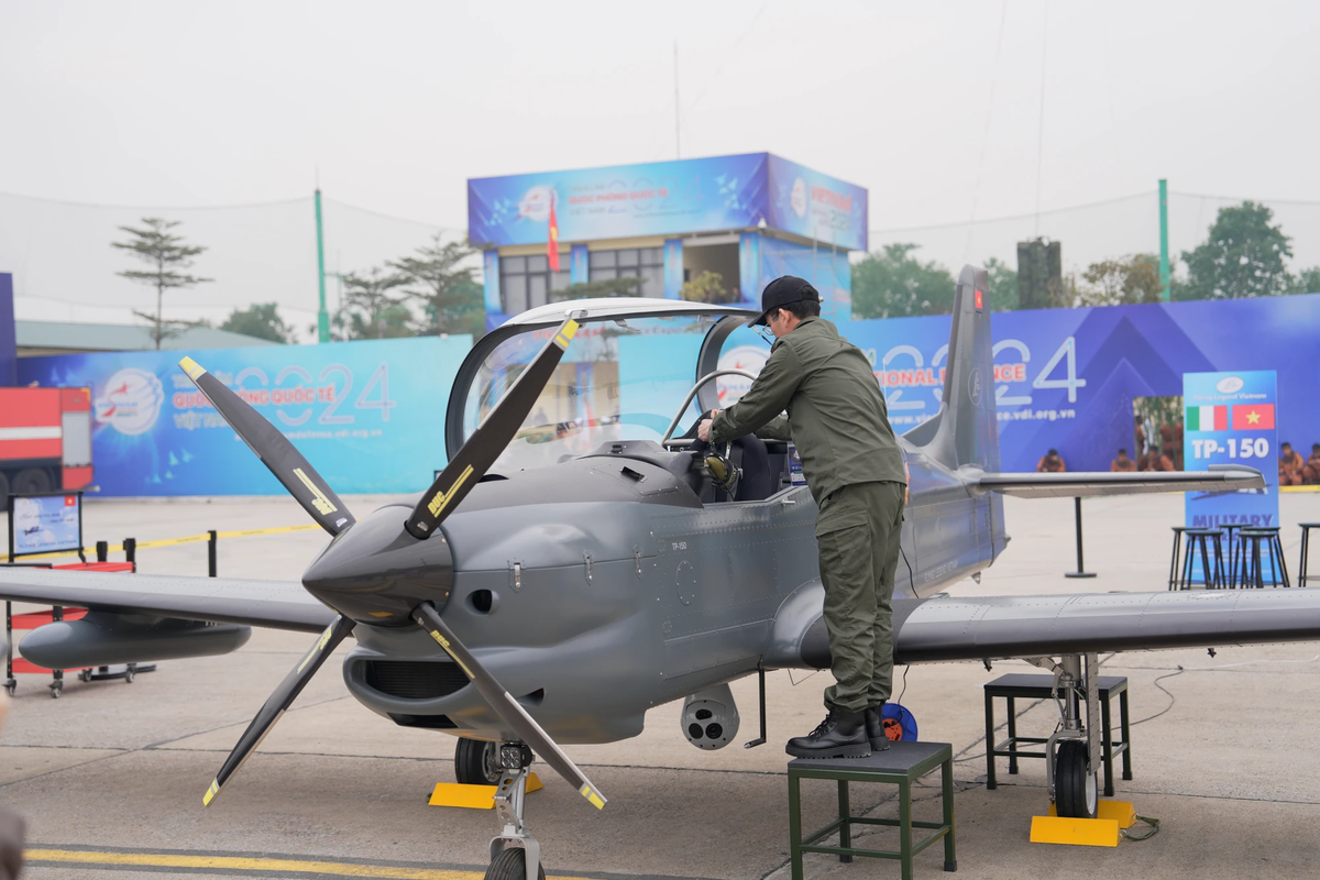 Khi lắp thêm các thiết bị như camera quang hồng ngoại (EO/IR), Radar khẩu độ tổng hợp (SAR) máy bay có thể thực hiện nhiệm vụ tuần tra biên giới hoặc giám sát bờ biển. 