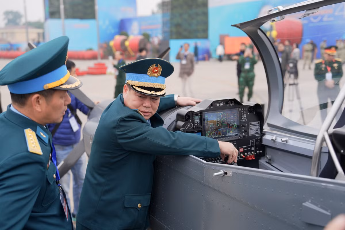 Máy bay có thể bay với tốc độ gần 300km/giờ liên tục trong 6,5 giờ (với thùng dầu phụ) và thực hiện các bài bay nhào lộn phức tạp cũng như bay biểu diễn theo đội hình.