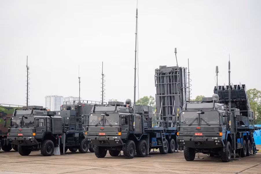 Tổ đội chiến đấu đầy đủ tên lửa đất đối không Spyder do Israel sản xuất gồm xe phóng di động, radar cảnh giới, xe chỉ huy và điều khiển