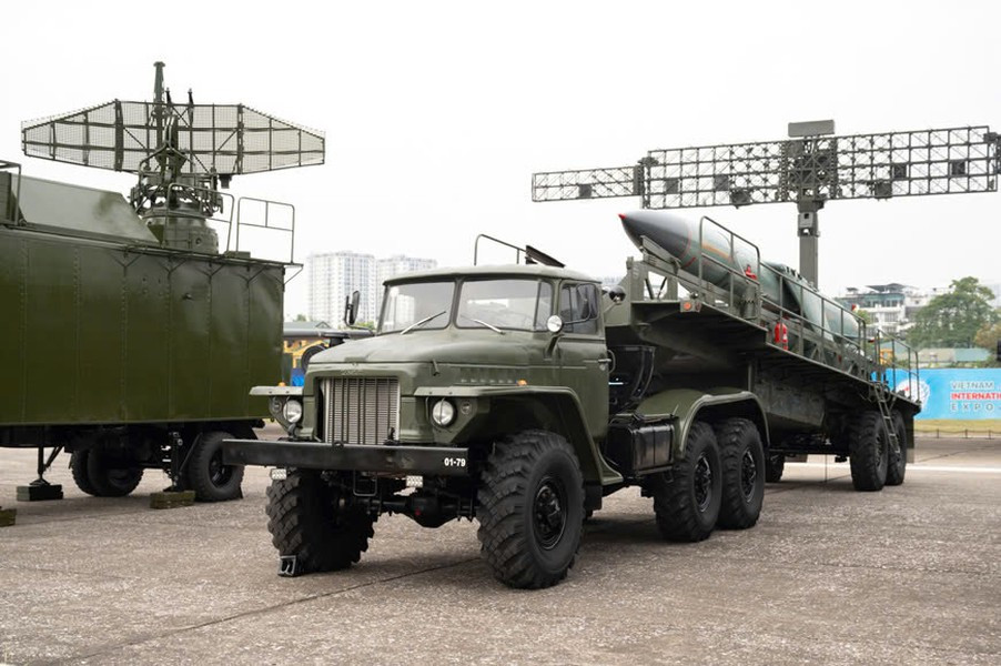 Xe chở đạn của tổ hợp tên lửa Redut