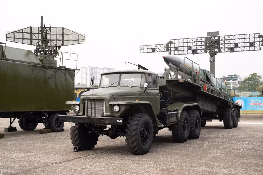 Xe chở đạn của tổ hợp tên lửa Redut