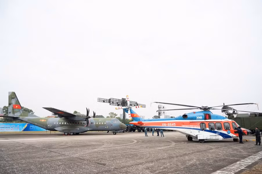 Tại khu vực trưng bày ngoài trời, các cường quốc quân sự Nga và Mỹ đã mang tới triển lãm những loại trang bị quân sự mạnh mẽ, độc đáo và đã được chứng minh hiệu quả trong thực chiến.