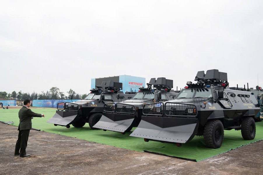 Các khí tài hiện đại của lực lượng CAND cũng tham gia triển lãm