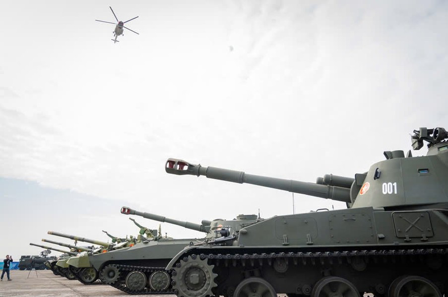 Máy bay trực thăng luyện tập cho buổi trình diễn vào lễ khai mạc triển lãm