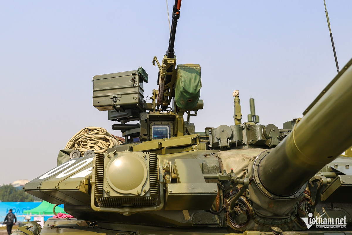 Xe tăng T-90S có khả năng cơ động cao nhờ động cơ công suất 1.000 mã lực kèm hệ thống treo tiên tiến, hệ thống trục xoắn cường độ cao, các giảm chấn thủy lực dung tích lớn, dải xích bản mặt rộng, khi cần thiết có thể lắp guốc cao su... đảm bảo xe chạy êm khi vượt qua đường mấp mô, đồng thời có khả năng vượt qua các chướng ngại vật dễ dàng.