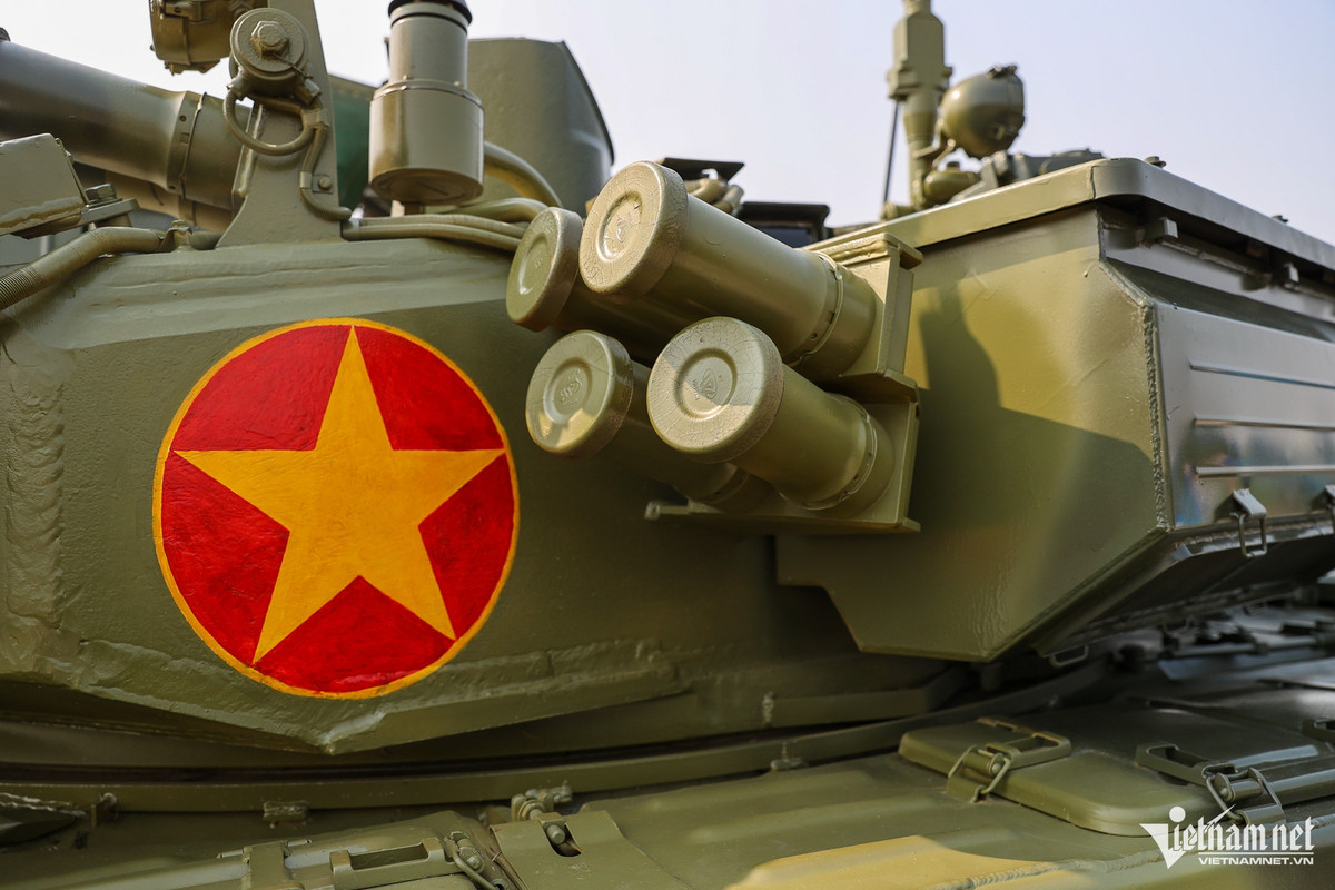 Bên cạnh đó, T-90S còn được lắp đặt hệ thống thao tác, dẫn đường hiện đại, hệ thống máy điều hòa nhiệt độ cho các thành viên, máy phát điện riêng... đảm bảo điều kiện hoạt động hết sức thuận lợi cho lái xe.