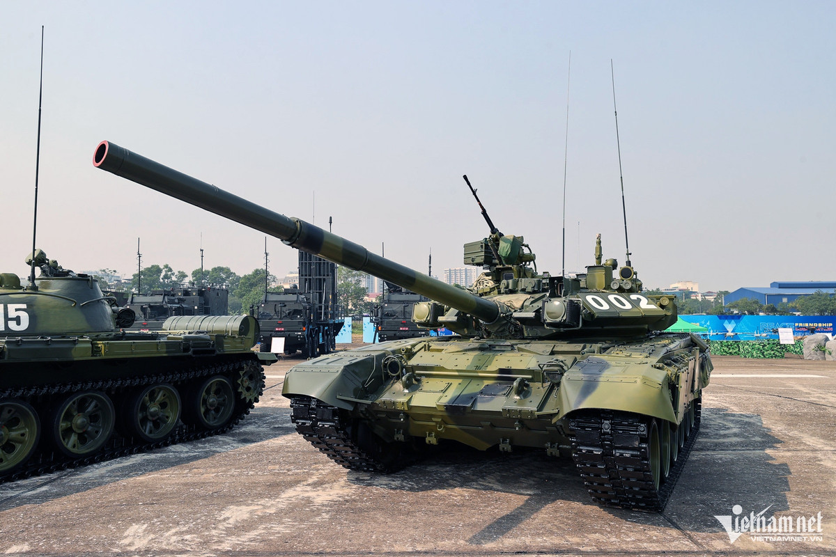 Hệ thống vũ khí cực mạnh và điều khiển thông minh với máy tính đạn đạo, các cảm biến, khí tài quan sát, kính ngắm, màn hình ảnh nhiệt, hệ thống tự động bám mục tiêu... cho phép T-90S bắn nhanh và có độ chính xác cao, kể cả trong khi đang chạy với tốc độ cao vì thế nó còn được mệnh danh là "xe tăng bay".