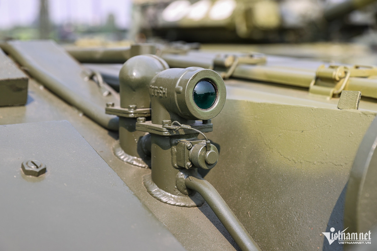 Ngoài các loại đạn pháo tăng uy lực thì xe tăng T-90S còn được trang bị hệ thống tên lửa chống tăng 9M119M Refleks bắn qua nòng pháo để xuyên thủng xe tăng đối phương có lớp vỏ thép dày tới 950mm ở cự ly tối đa tới 4.000m.