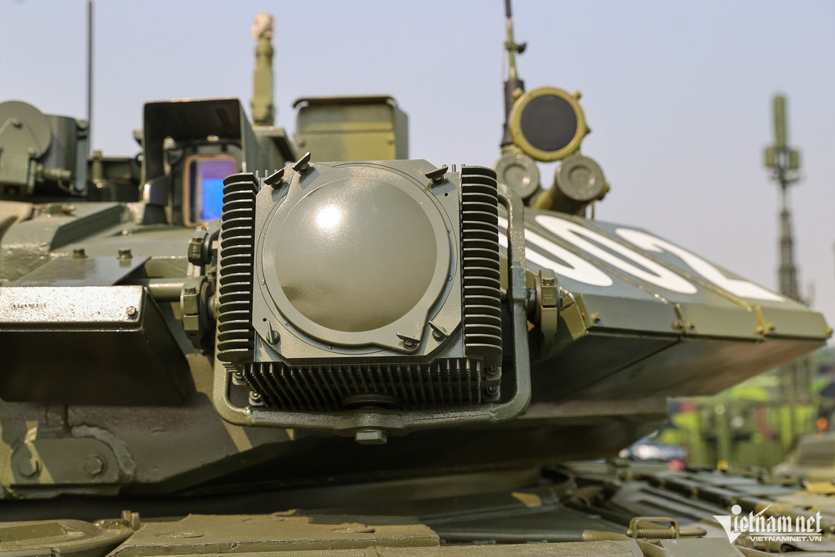 Về khả năng bảo vệ, xe tăng T-90S được trang bị hệ thống giáp phức hợp, bao gồm giáp chính, giáp phản ứng nổ và hệ thống phòng vệ chủ động. T-90S được coi là một trong những dòng xe tăng có khả năng bảo vệ tốt nhất trên thế giới hiện nay.