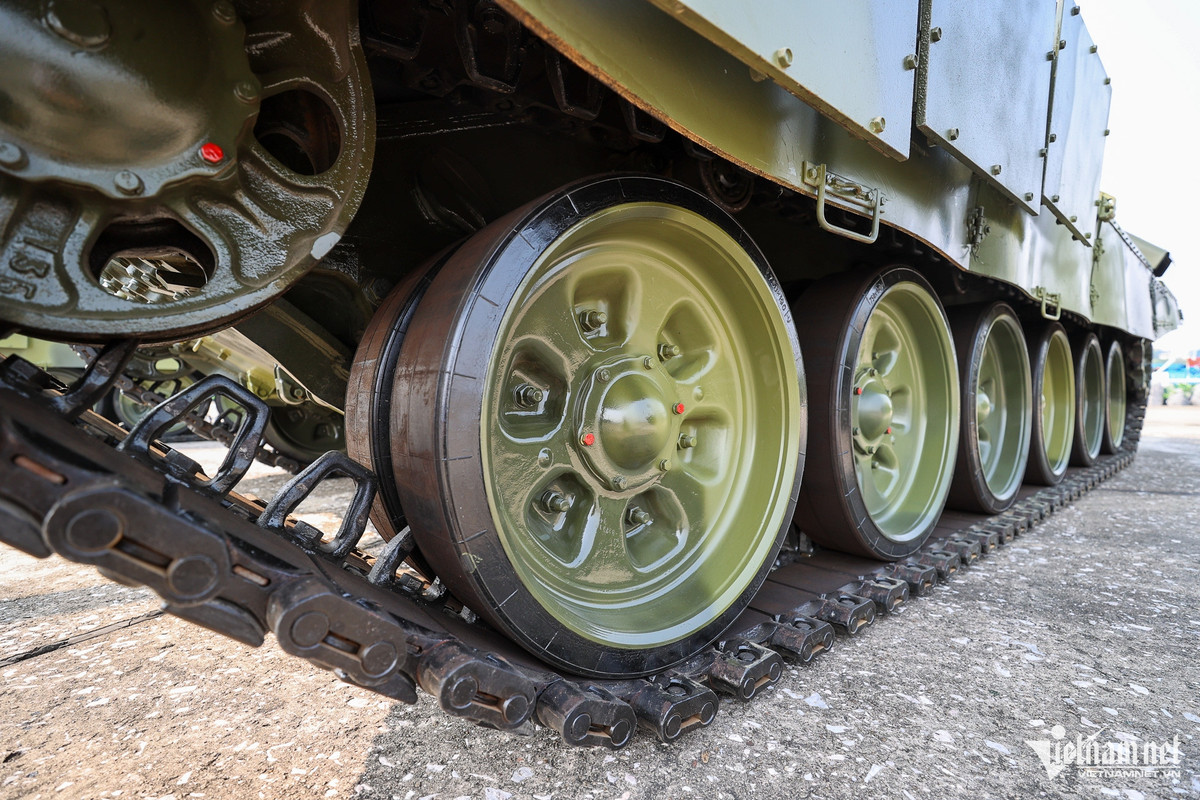 Xe tăng T-90 có khả năng cơ động cao khi có thể đạt tốc độ tối đa lên tới 60km/h với dự trữ hành trình khoảng 550km. Xe có thể vượt hào rộng 2,85m, chướng ngại vật cao 1m, lặn dưới nước từ 1,2m đến 5m.