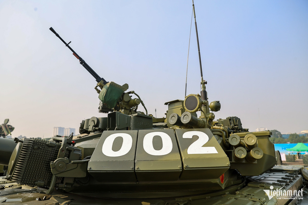 Pháo chính nòng trơn 2A46M5 cỡ 125mm được trang bị hệ thống ổn định tầm hướng 2E42-4 và hệ thống nạp đạn tự động mới nhất giúp xe tăng T-90S có tốc độ bắn cao (khoảng từ 7-8 phát/phút), vượt trội hầu hết các loại xe tăng có tính năng kỹ chiến thuật tương đương trên thế giới. Kết hợp với đó là súng máy song song PKT 7,62mm, súng máy phòng không 12,7mm cung cấp hỏa lực các tầm, các hướng cho phương tiện trong chiến đấu.