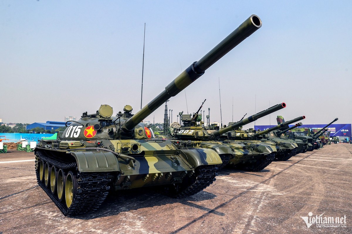 Binh chủng Tăng - Thiết giáp được trang bị hai biến thể T-90 gồm T-90S và phiên bản xe chỉ huy T-90SK do tập đoàn Uralvagonzavod của Nga chế tạo. Các xe tăng T-90S/SK được các đối tác chuyển giao cho Việt Nam từ cách đây nhiều năm.