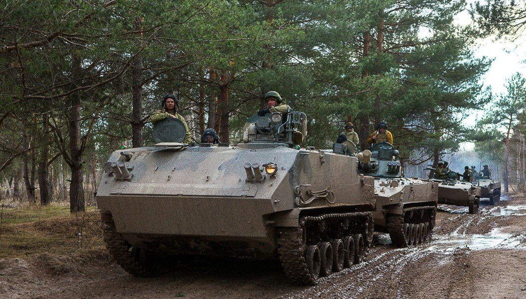 Hệ thống động cơ phản lực nước của xe mang lại hiệu suất ổn định và đáng tin cậy trong môi trường nước, mở rộng phạm vi hoạt động của lực lượng phản ứng nhanh và trên không.