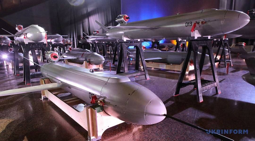 Theo ông Zelensky, loại vũ khí này đã vượt qua nhiều cuộc thử nghiệm chiến đấu và được đưa vào sản xuất hàng loạt. Phạm vi hoạt động theo công bố của chiếc Peklo lên tới 700 km và tốc độ tối đa khoảng 700 km/h.