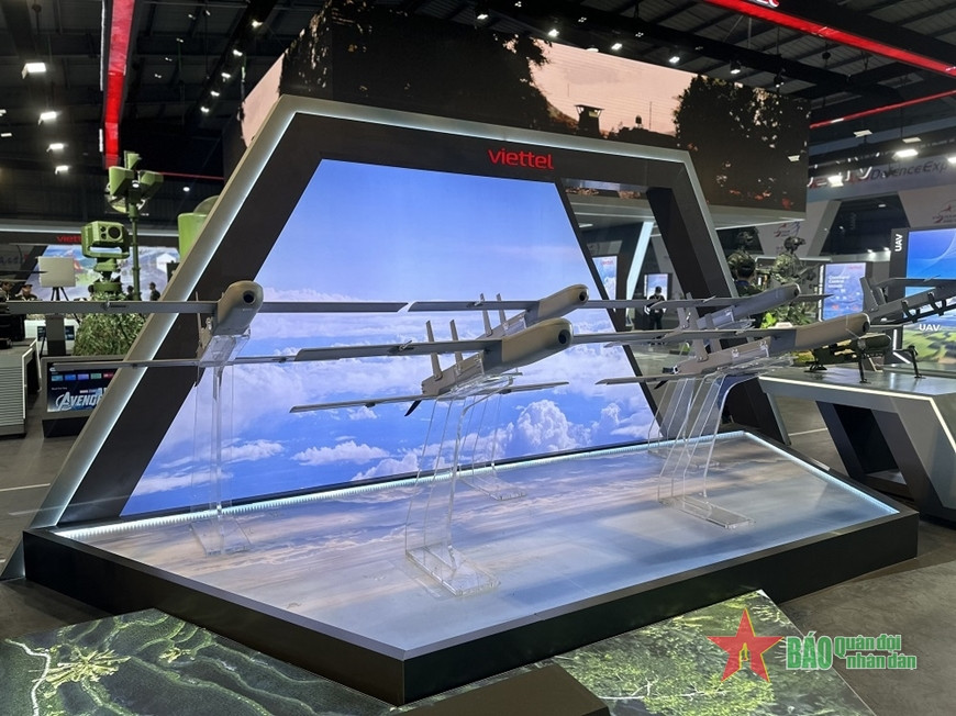 Trong đó, UAV trinh sát hạng nhẹ tầm trung VU-R70 nổi bật với khả năng giám sát linh hoạt cả ngày lẫn đêm, thời gian hoạt động kéo dài và tốc độ cao. Với sải cánh 3,1m, chiều dài 1,7m và trọng lượng cất cánh tối đa 26kg, VU-R70 có thể hoạt động liên tục trong 4,5 giờ và đạt tốc độ tối đa 120km/giờ. Hệ thống camera quang điện tử tích hợp cho phép quan sát ngày/đêm, đo xa bằng laser với độ phân giải HD. Công nghệ AI tích hợp trên hệ thống camera cũng cho phép VU-R70 tìm kiếm, phát hiện, nhận dạng mục tiêu tự động hoàn toàn, sau đó chỉ thị mục tiêu cho lực lượng hỏa lực và gửi thông tin về Sở chỉ huy theo thời gian thực.