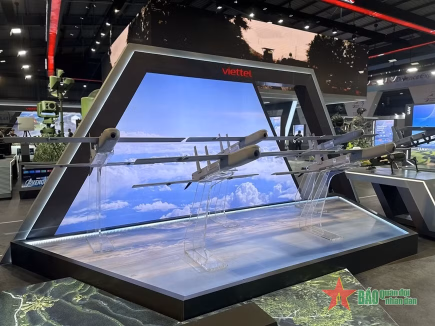 Trong đó, UAV trinh sát hạng nhẹ tầm trung VU-R70 nổi bật với khả năng giám sát linh hoạt cả ngày lẫn đêm, thời gian hoạt động kéo dài và tốc độ cao. Với sải cánh 3,1m, chiều dài 1,7m và trọng lượng cất cánh tối đa 26kg, VU-R70 có thể hoạt động liên tục trong 4,5 giờ và đạt tốc độ tối đa 120km/giờ. Hệ thống camera quang điện tử tích hợp cho phép quan sát ngày/đêm, đo xa bằng laser với độ phân giải HD. Công nghệ AI tích hợp trên hệ thống camera cũng cho phép VU-R70 tìm kiếm, phát hiện, nhận dạng mục tiêu tự động hoàn toàn, sau đó chỉ thị mục tiêu cho lực lượng hỏa lực và gửi thông tin về Sở chỉ huy theo thời gian thực.