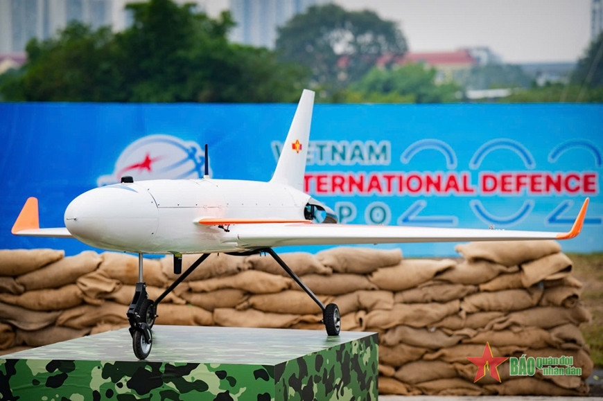 Xuất hiện tại khu trưng bày ngoài trời, UAV DIS-18 cũng được thiết kế làm mục tiêu bay phục vụ huấn luyện, thử nghiệm và đánh giá hiệu quả của hệ thống khí tài, tên lửa phòng không tầm trung và tầm xa. DIS-18 sở hữu sải cánh 2,8m, chiều dài 3,1m, chiều cao 1,3m, trọng lượng cất cánh tối đa 102kg và tải trọng hiệu quả tối đa 5kg. UAV này đạt tốc độ hành trình 200-250km/giờ, tốc độ tối đa 360km/giờ, bán kính hoạt động 100km, thời gian bay 60 phút và trần bay 5.000m. Hệ thống dẫn đường GNSS và INS bảo đảm khả năng vận hành chính xác, cùng khả năng cất, hạ cánh trên đường băng. Ngoài ra, DIS-18 còn được trang bị hệ thống quang, ảnh nhiệt, thấu kính phản xạ, mồi nhiệt hồng ngoại, khói... Với tính năng linh hoạt và hiệu suất cao, DIS-18 là minh chứng cho năng lực phát triển công nghệ quốc phòng Việt Nam, đáp ứng tốt nhiệm vụ huấn luyện và thử nghiệm vũ khí phòng không.