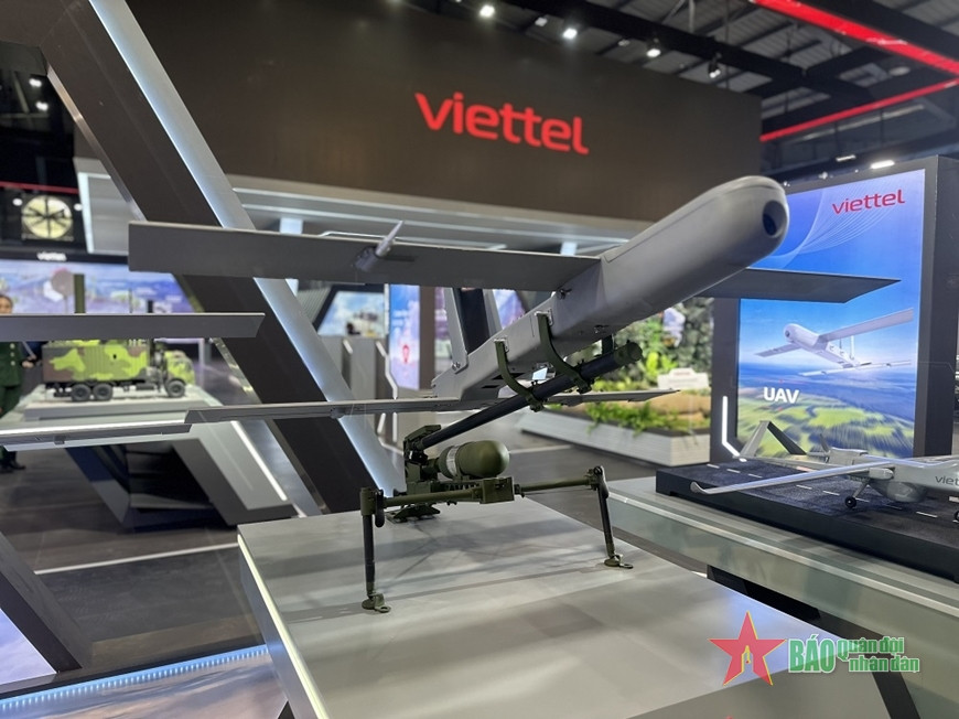 Đặc biệt, VU-R70 còn được trang bị khả năng cất cánh và hạ cánh hoàn toàn tự động theo phương thẳng đứng (VTOL), giúp tăng tính linh hoạt trong triển khai nhiệm vụ. Bên cạnh đó, UAV trinh sát hạng nhẹ tầm ngắn VU-R50 là phương tiện tối ưu cho các nhiệm vụ trinh sát nhanh và chính xác. Sở hữu sải cánh 3,2m, chiều dài 2,2m và cùng trọng lượng cất cánh tối đa 26kg, VU-R50 có thể hoạt động liên tục trong 3 giờ với tốc độ tối đa 120km/h. Giống như VU-R70, hệ thống camera quang điện tử của VU-R50 cũng được trang bị khả năng quan sát ngày/đêm, máy đo xa laser và cho hình ảnh độ phân giải cao.