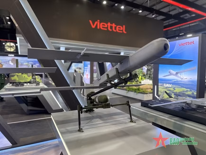 Đặc biệt, VU-R70 còn được trang bị khả năng cất cánh và hạ cánh hoàn toàn tự động theo phương thẳng đứng (VTOL), giúp tăng tính linh hoạt trong triển khai nhiệm vụ. Bên cạnh đó, UAV trinh sát hạng nhẹ tầm ngắn VU-R50 là phương tiện tối ưu cho các nhiệm vụ trinh sát nhanh và chính xác. Sở hữu sải cánh 3,2m, chiều dài 2,2m và cùng trọng lượng cất cánh tối đa 26kg, VU-R50 có thể hoạt động liên tục trong 3 giờ với tốc độ tối đa 120km/h. Giống như VU-R70, hệ thống camera quang điện tử của VU-R50 cũng được trang bị khả năng quan sát ngày/đêm, máy đo xa laser và cho hình ảnh độ phân giải cao.