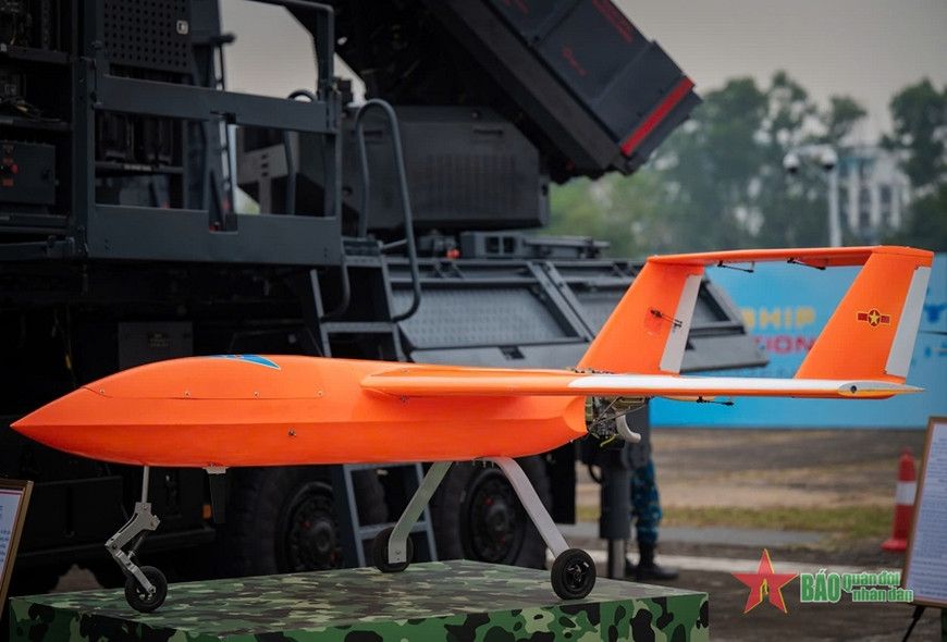 Trong khi đó, UAV M400-CT2 được thiết kế làm mục tiêu bay cho huấn luyện và thử nghiệm khí tài, tên lửa phòng không tầm trung, tầm gần, đồng thời mô phỏng các nhiệm vụ tác chiến khác nhau. Với sải cánh 3,2m, chiều dài 2,8m, chiều cao 1,1m và trọng lượng cất cánh tối đa 110kg, M400-CT2 có tải trọng hiệu quả tối đa 10kg. UAV này đạt tốc độ hành trình từ 200-220km/giờ, tốc độ tối đa 260km/giờ, thời gian hoạt động 120 phút và trần bay 3.500m. Hệ thống dẫn đường GNSS và INS bảo đảm khả năng vận hành chính xác, cùng khả năng cất, hạ cánh trên đường băng. Ngoài ra, M400-CT2 có thể tích hợp thiết bị tùy chọn như hệ thống quang, ảnh nhiệt, thấu kính phản xạ, mồi nhiệt hồng ngoại, khói... Với tính năng linh hoạt và hiệu suất cao, M400-CT2 góp phần quan trọng trong công tác huấn luyện và nâng cao năng lực tác chiến của lực lượng phòng không - không quân Việt Nam, khẳng định sự phát triển của công nghiệp quốc phòng Việt Nam.