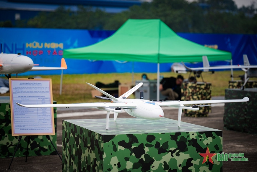 Tại khu trưng bày ngoài trời đối với các sản phẩm UAV do Việt Nam nghiên cứu và sản xuất, UAV RAV-80 được giới thiệu với khả năng cất và hạ cánh thẳng đứng, phù hợp cho các nhiệm vụ trinh sát, hỗ trợ chiến đấu, giám sát hạ tầng và tìm kiếm cứu nạn... RAV-80 có sải cánh 2,5m, chiều dài 1,3m, chiều cao 0,2m và trọng lượng cất cánh tối đa 15kg. UAV này đạt tốc độ hành trình 80-100km/giờ, tốc độ tối đa 120km/giờ, với cự ly hoạt động 80km và thời gian bay liên tục tối đa là 150 phút. Trần bay tối đa của RAV-80 là 3.500m, được dẫn đường chính xác nhờ hệ thống GNSS và INS. Tích hợp các thiết bị hiện đại như hệ thống quang-ảnh nhiệt, thấu kính phản xạ, mồi nhiệt hồng ngoại, khói,... RAV-80 là minh chứng cho năng lực tự chủ trong nghiên cứu, sản xuất công nghiệp quốc phòng của Việt Nam, đáp ứng hiệu quả yêu cầu trong quân sự và dân sự.