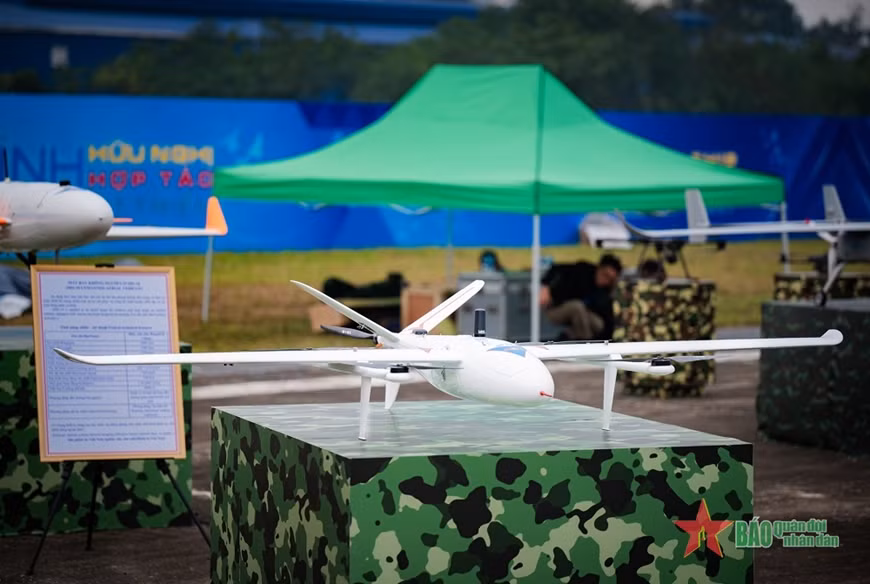 Tại khu trưng bày ngoài trời đối với các sản phẩm UAV do Việt Nam nghiên cứu và sản xuất, UAV RAV-80 được giới thiệu với khả năng cất và hạ cánh thẳng đứng, phù hợp cho các nhiệm vụ trinh sát, hỗ trợ chiến đấu, giám sát hạ tầng và tìm kiếm cứu nạn... RAV-80 có sải cánh 2,5m, chiều dài 1,3m, chiều cao 0,2m và trọng lượng cất cánh tối đa 15kg. UAV này đạt tốc độ hành trình 80-100km/giờ, tốc độ tối đa 120km/giờ, với cự ly hoạt động 80km và thời gian bay liên tục tối đa là 150 phút. Trần bay tối đa của RAV-80 là 3.500m, được dẫn đường chính xác nhờ hệ thống GNSS và INS. Tích hợp các thiết bị hiện đại như hệ thống quang-ảnh nhiệt, thấu kính phản xạ, mồi nhiệt hồng ngoại, khói,... RAV-80 là minh chứng cho năng lực tự chủ trong nghiên cứu, sản xuất công nghiệp quốc phòng của Việt Nam, đáp ứng hiệu quả yêu cầu trong quân sự và dân sự.