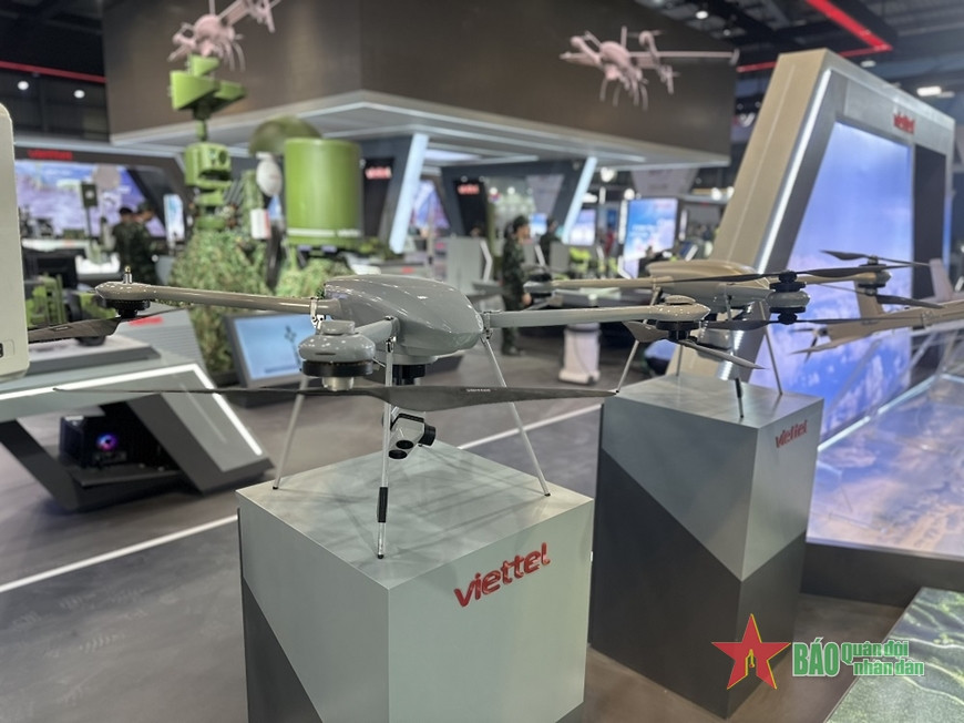 Thiết kế gọn nhẹ và khả năng hoạt động linh hoạt khiến VU-R50 trở thành công cụ giám sát hiệu quả trong các tình huống chiến thuật. Đáng chú ý tại triển lãm lần này là sự hiện diện của UAV cảm tử (đạn tuần kích) VU-C2 với khả năng tấn công chính xác vào các mục tiêu chiến trường. VU-C2 được trang bị đầu đạn và đầu tự dẫn quang điện tử, tích hợp AI, cho phép tìm kiếm, phát hiện và khóa mục tiêu tự động hoàn toàn và tấn công mục tiêu khi có lệnh của người chỉ huy. Khí tài này có sải cánh 1,5m, chiều dài 1,1m và trọng lượng cất cánh tối đa 8kg, thời gian hoạt động liên tục 40 phút, đạt tốc độ tấn công mục tiêu tối đa lên đến hơn 130km/giờ. Toàn bộ hệ thống bao gồm máy bay và hệ thống phóng có khối lượng nhẹ, có thể tháo lắp nhanh giúp người lính dễ dàng triển khai mang vác và cơ động.