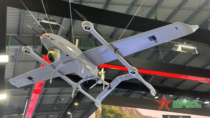 Các sản phẩm này phục vụ nhiệm vụ trinh sát, chỉ thị mục tiêu và tấn công chính xác, giúp lực lượng vận hành chủ động trong mọi tình huống. Tại triển lãm, gian trưng bày của Tổng công ty Công nghiệp Công nghệ cao Viettel (Viettel High Tech) có 3 loại UAV, bao gồm UAV trinh sát, UAV cảm tử và UAV đa năng. Tất cả các sản phẩm UAV này Viettel đều làm chủ công nghệ, tự nghiên cứu, phát triển và chế tạo trong nước 100%.