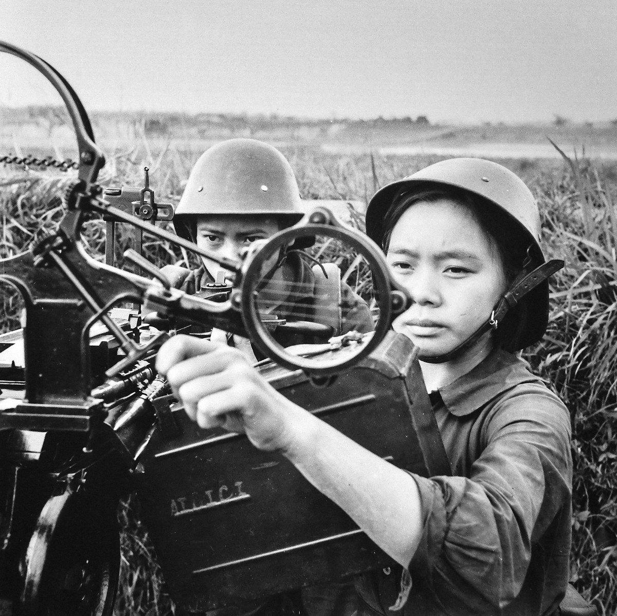 Dân quân Đặng Thị Ty (xã Đan Phượng) trên trận địa bảo vệ đập Phùng. Ảnh: TTXVN.