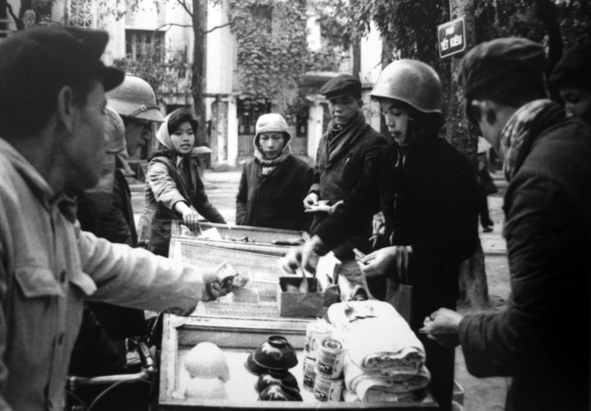 Bán hàng lưu động trong 12 ngày đêm diễn ra Điện Biên Phủ trên không.