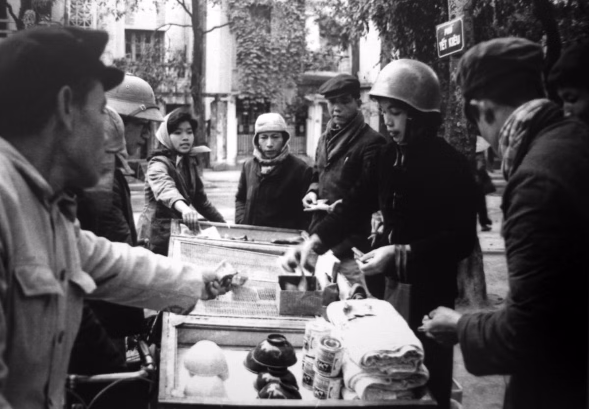 Bán hàng lưu động trong 12 ngày đêm diễn ra Điện Biên Phủ trên không.